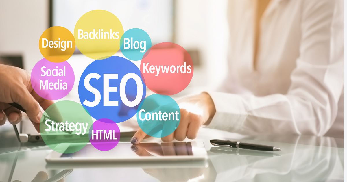 Ilustração com balões coloridos representando termos de marketing digital como Keywords, Backlinks, Content e Strategy