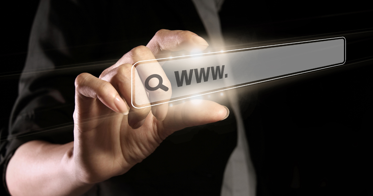Mão tocando uma barra de endereço flutuante com "www." e ícone de busca